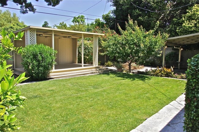 Building Photo - 2323 Peachtree Ln