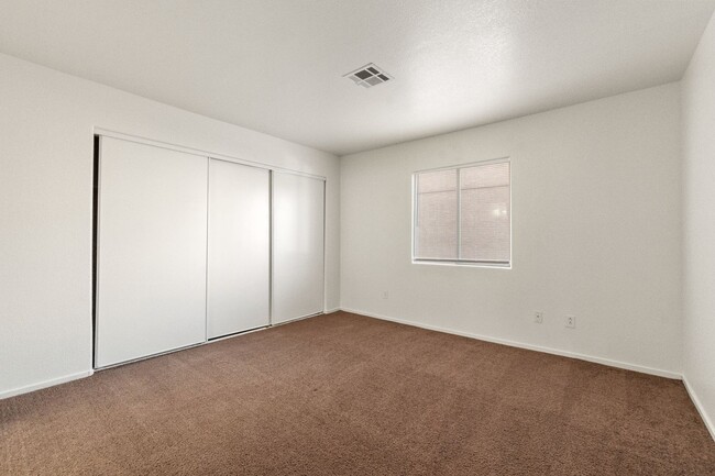 Building Photo - Bright & Open 2 Bed, 2 Bath Condo in Las V...