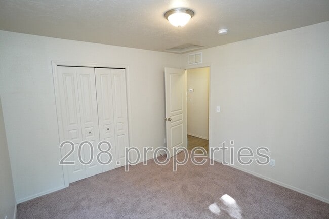 Building Photo - 201 W Lava Falls Dr
