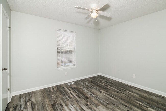 Building Photo - 208 Tamara Way