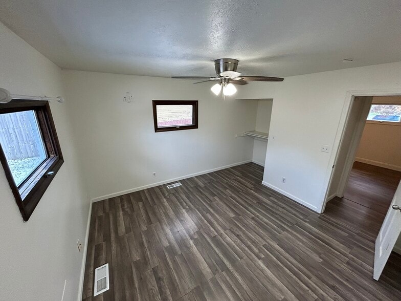 Building Photo - 1882 Paul Dr