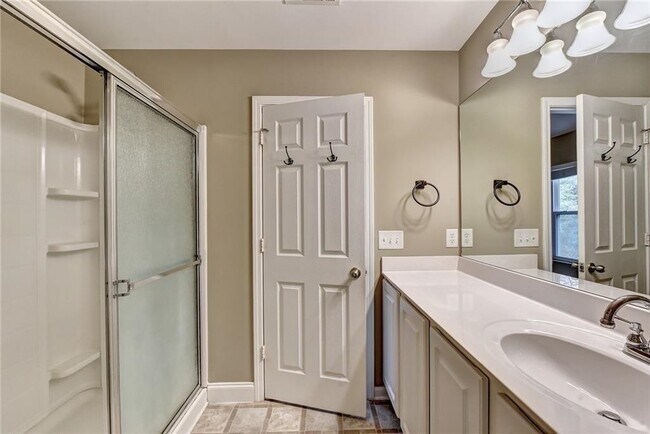 Building Photo - 3329 Fernview Dr