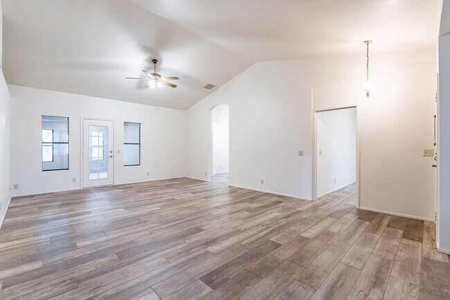 Building Photo - Charming 4-bedroom, 2-bathroom in Gilbert