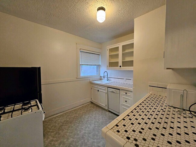 Building Photo - Beautiful Studio Apartment with Hardwood Flooring and Natural Light!