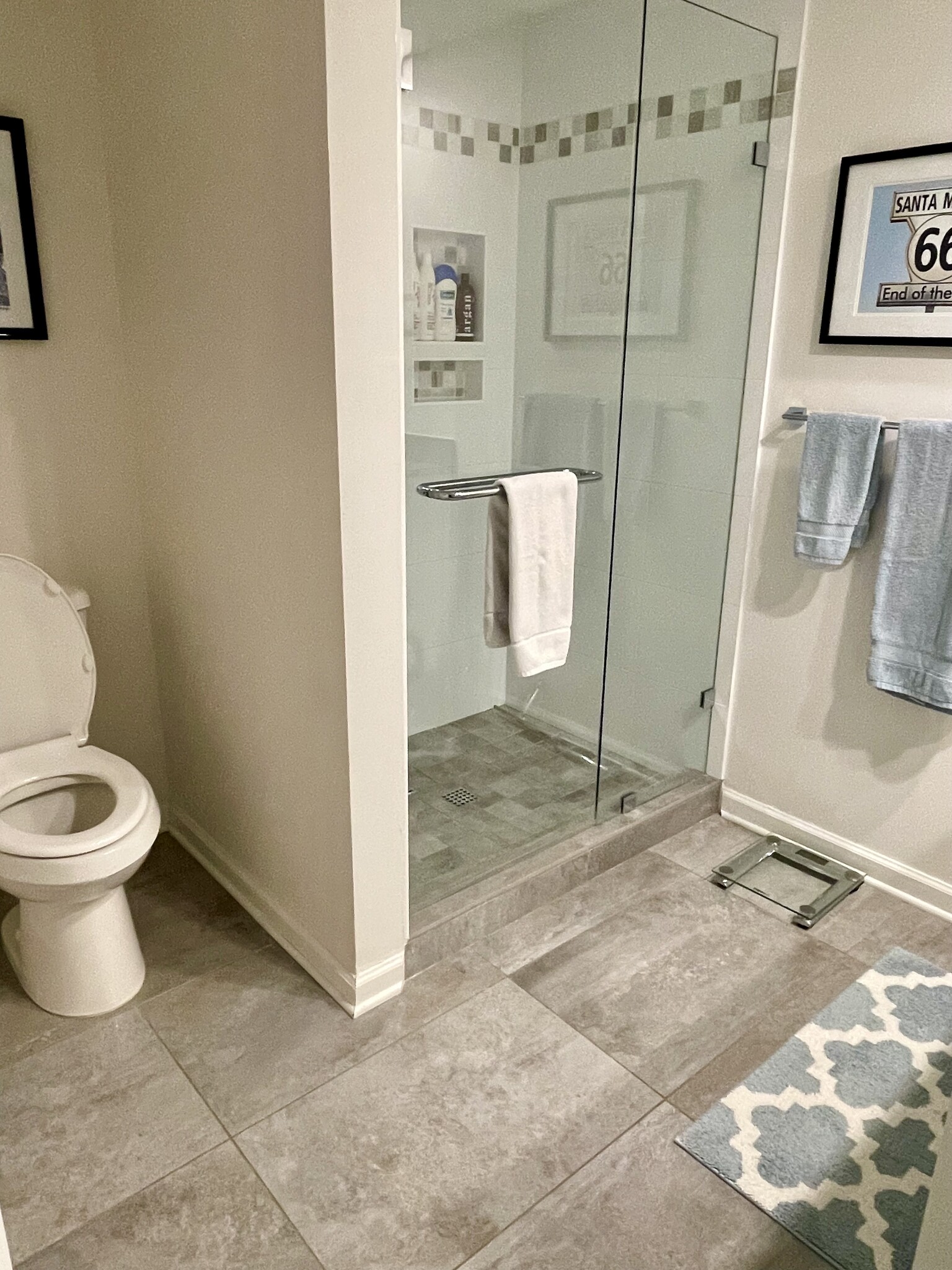 Guest bathroom - 13105 Vanderbilt Dr