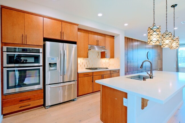 Building Photo - Beautiful end unit 4 bedroom condo in Dublin