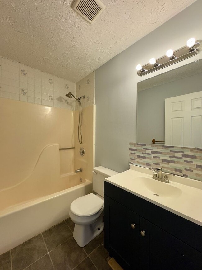 Building Photo - Charming 2 Bedroom/2 Bathroom Townhome in ...
