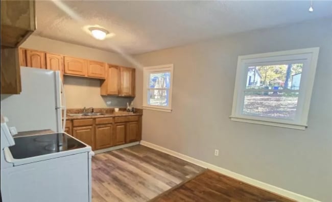 Kitchen - 264 E McLelland Ave