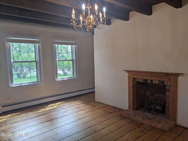 Building Photo - 16 E Larchmont Dr