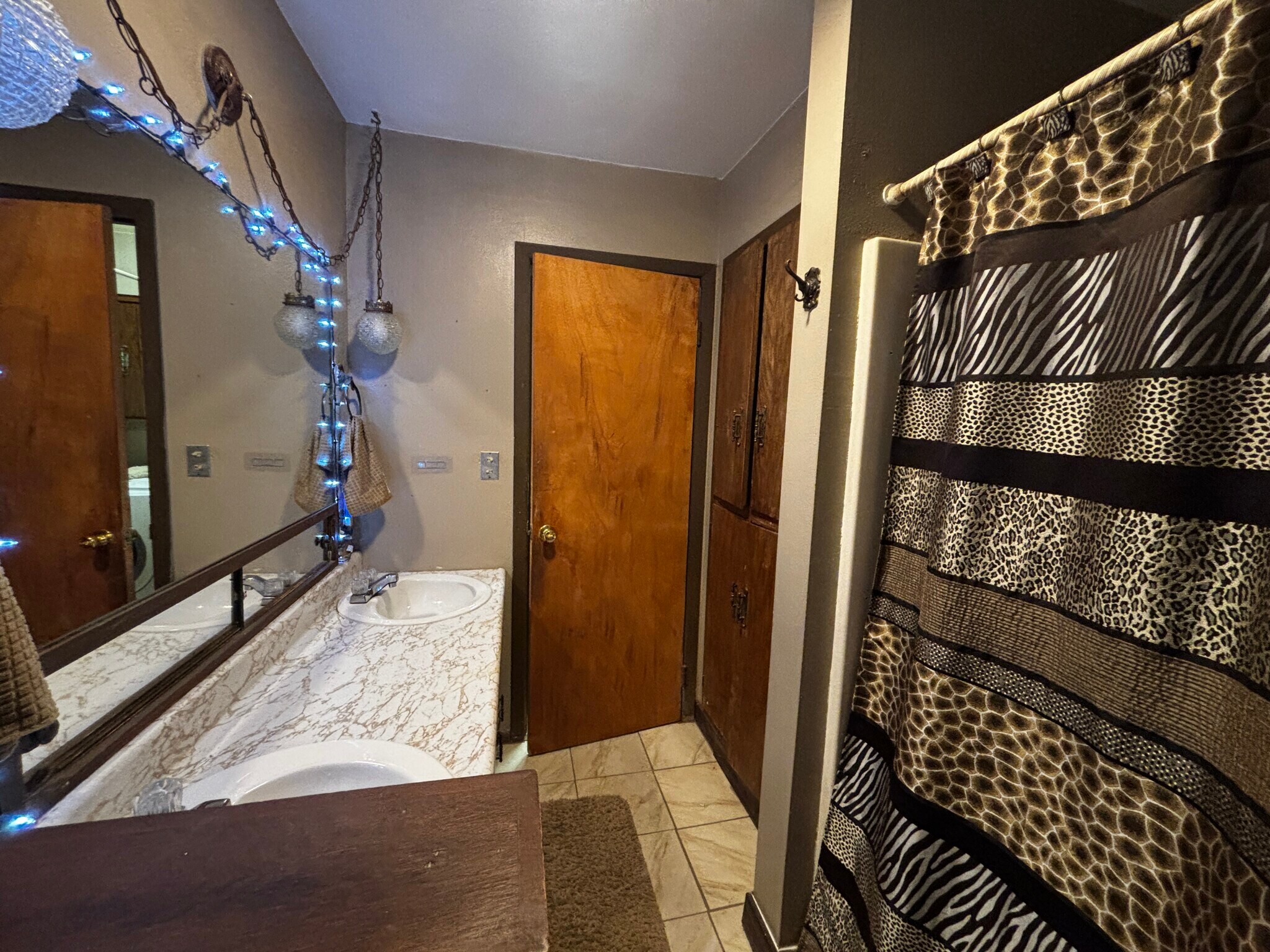 Full bath - 829 W 5th Ave