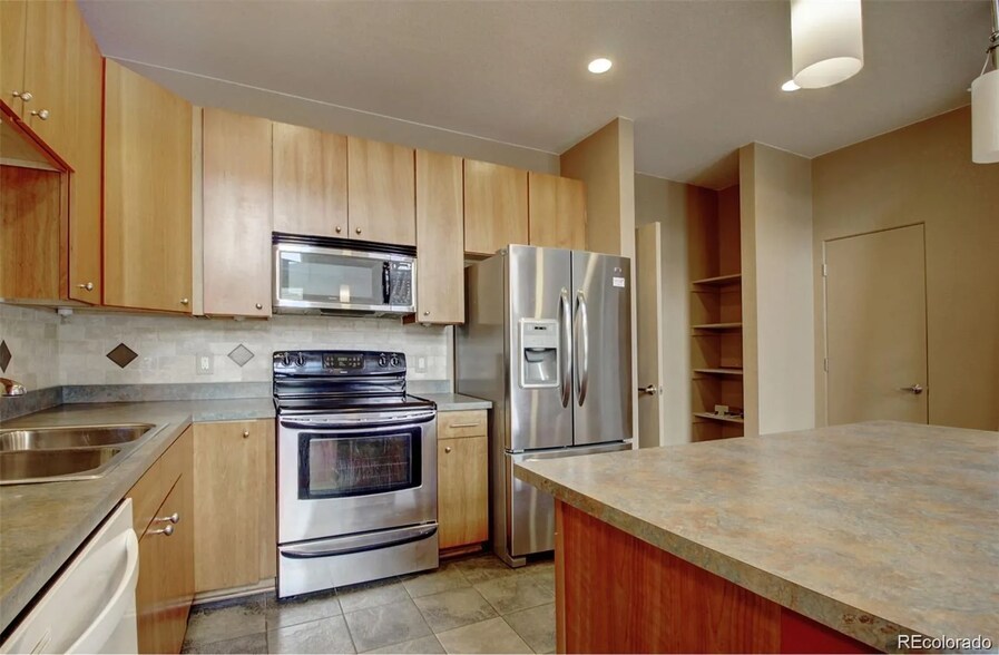 Building Photo - 2360 S Wheeling Cir