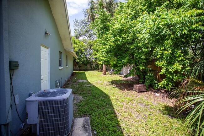Building Photo - 2198 Oak Grove Dr