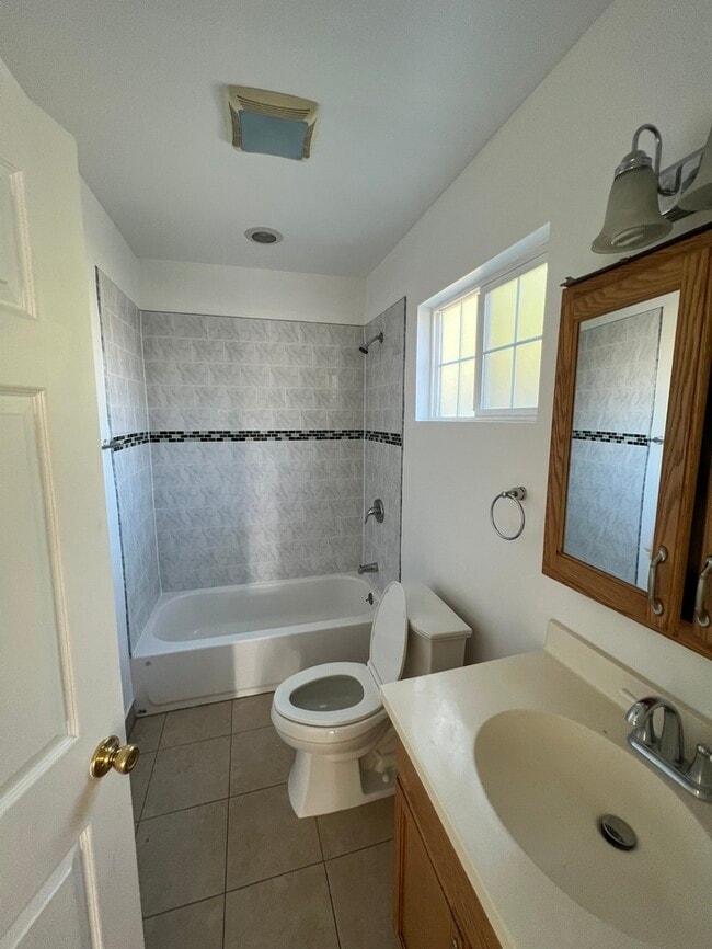 Building Photo - 2 Bed 1 Bath Front House In South Gate