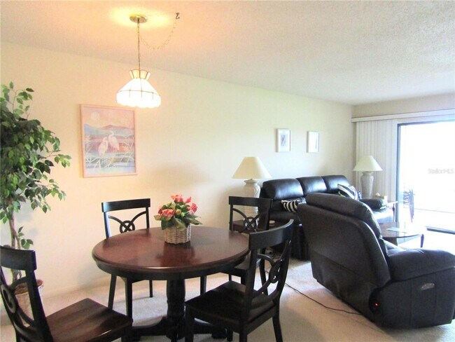 Building Photo - 5235 Willow Links