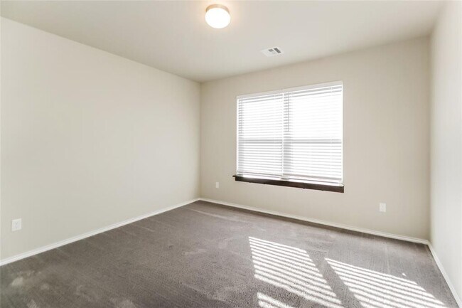 Building Photo - 1800 Sloane Dr