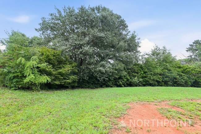 Building Photo - 3-Bedroom, 2.5 Bath Home for Rent in Winston-Salem, NC | Attached 1-Car Garage & Modern Kitchen
