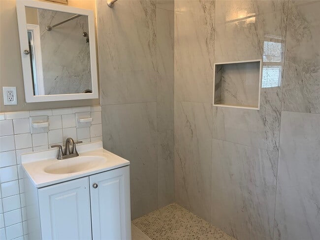 Building Photo - 307 Avondale St