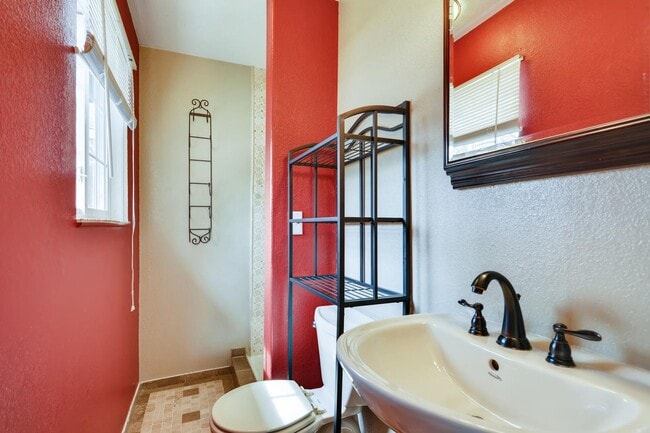 Building Photo - Large 4 bedroom 3bath Home in Colorado Springs