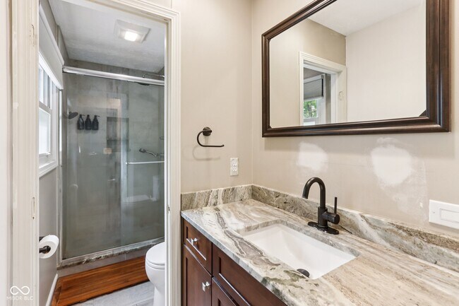 Building Photo - 521 Thornberry Dr