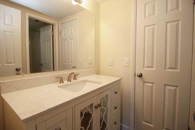 Building Photo - 1410 Country Club Ct