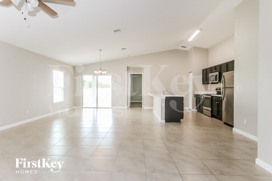 Building Photo - 122 SW Sea Lion Rd