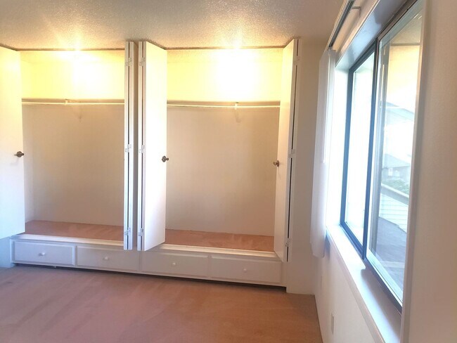 Building Photo - Charming Townhouse Near the Water! Water Sewer and Garbage Included!