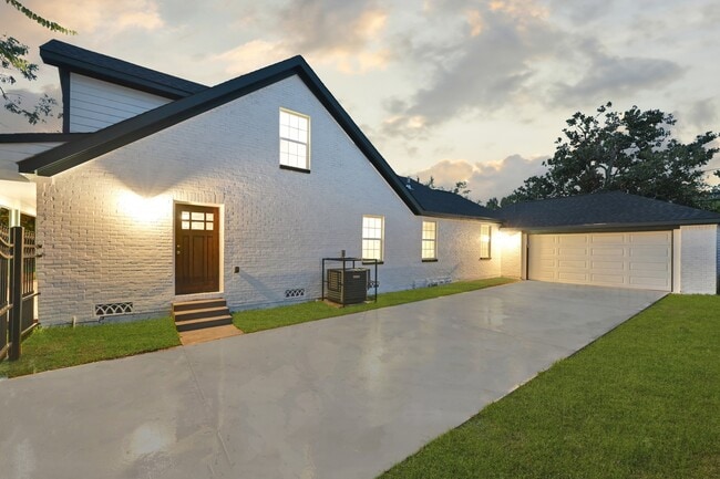 Building Photo - 3343 Tampa St