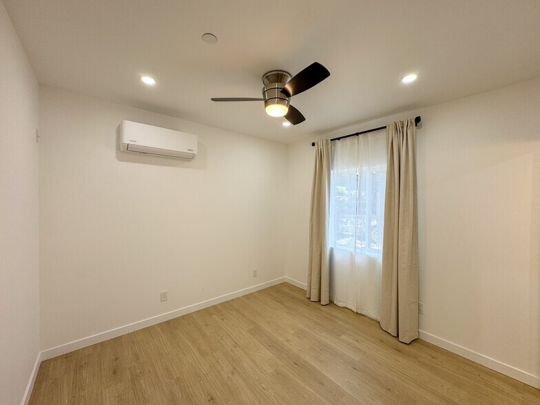 Building Photo - 956 Camulos St