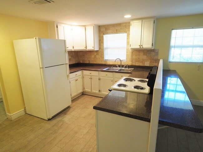 Building Photo - Charming Property in Magnolia Springs!