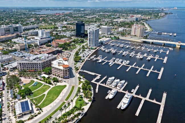 Building Photo - 905 Shore Dr