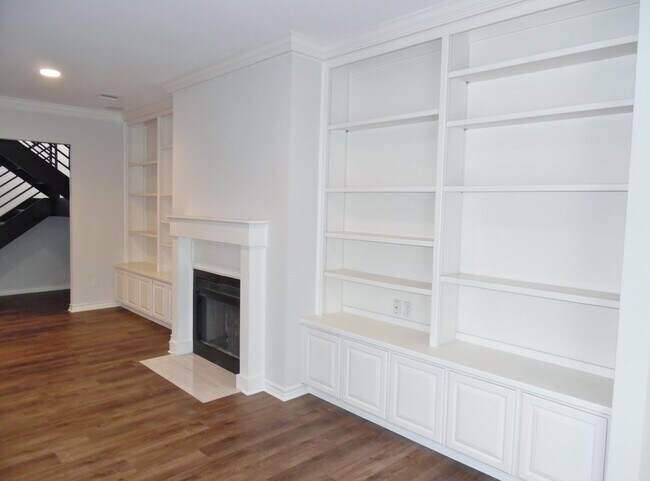Building Photo - Wonderfully Remodeled Duplex Near River Cr...