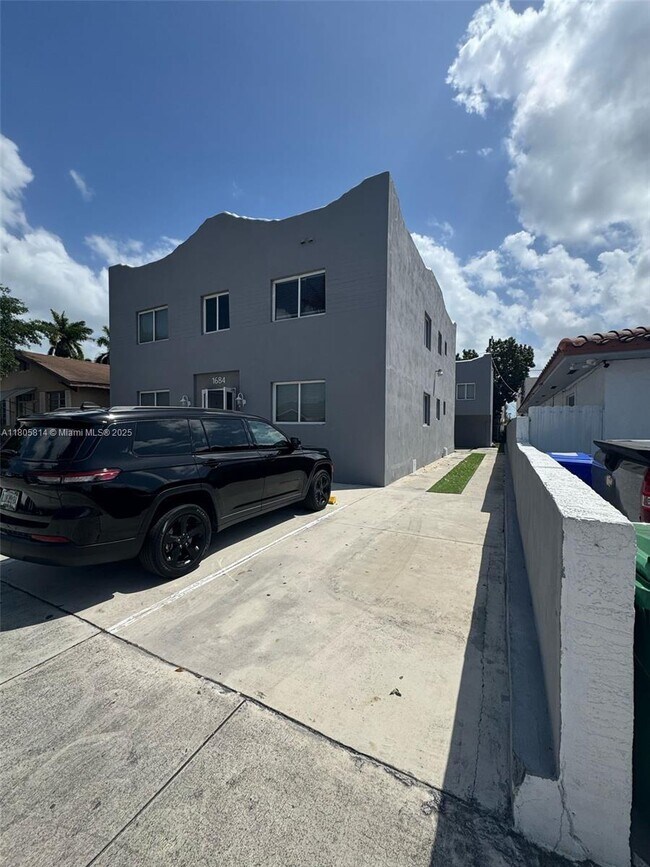 Building Photo - 1684 SW 10th St
