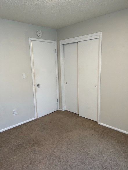 Building Photo - 515 E Burlington St