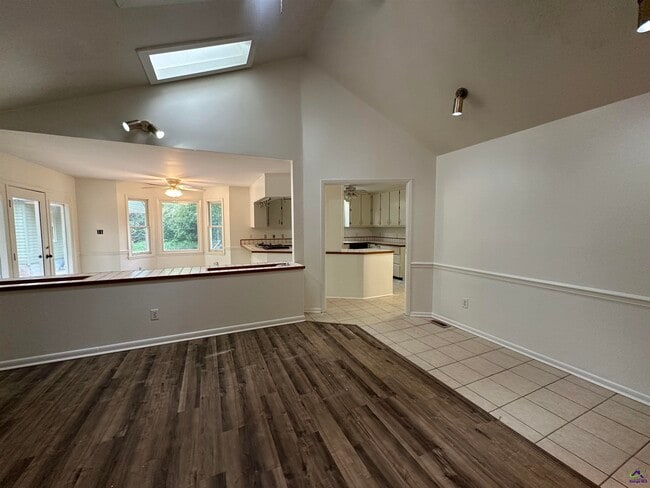 Building Photo - 124 Glen Oaks Rd