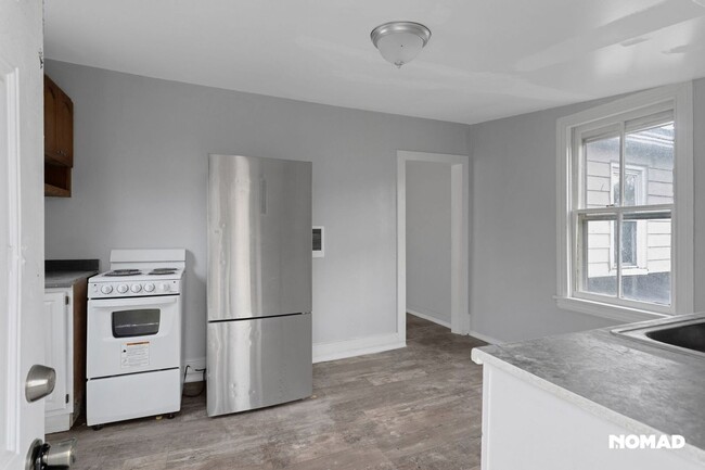 Building Photo - Charming 1BR Duplex in Salem