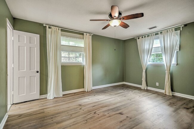 Building Photo - Beautiful split foyer home in Colonial Hei...