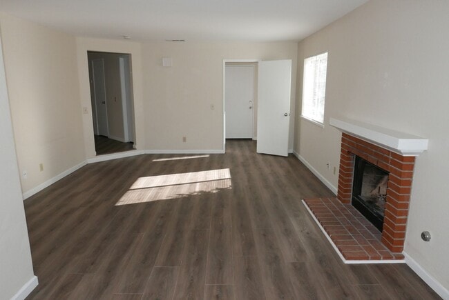 Building Photo - Updated home in Riverside's Hawarden Hills community