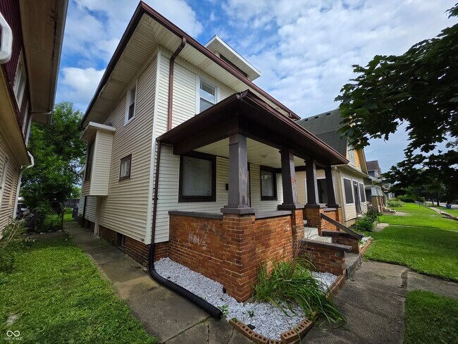 Building Photo - 3179 N Kenwood Ave