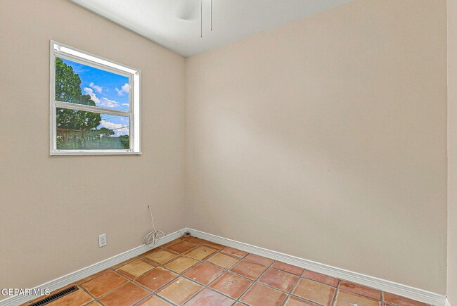 Building Photo - 4233 Hampshire Ln