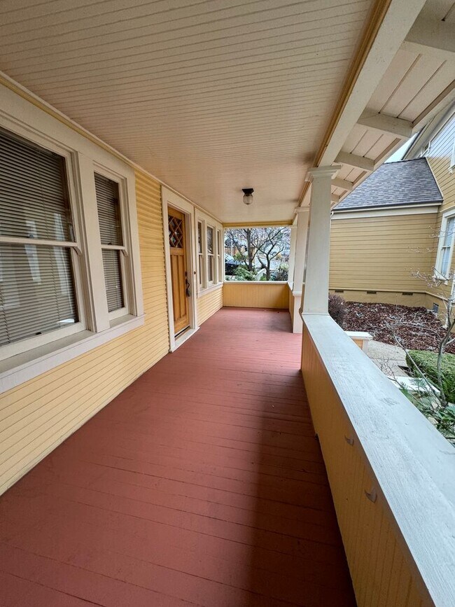 Building Photo - Vintage Arts & Crafts style, fully-remodeled, 2-bedroom, 1 bath house within walking distance to ...