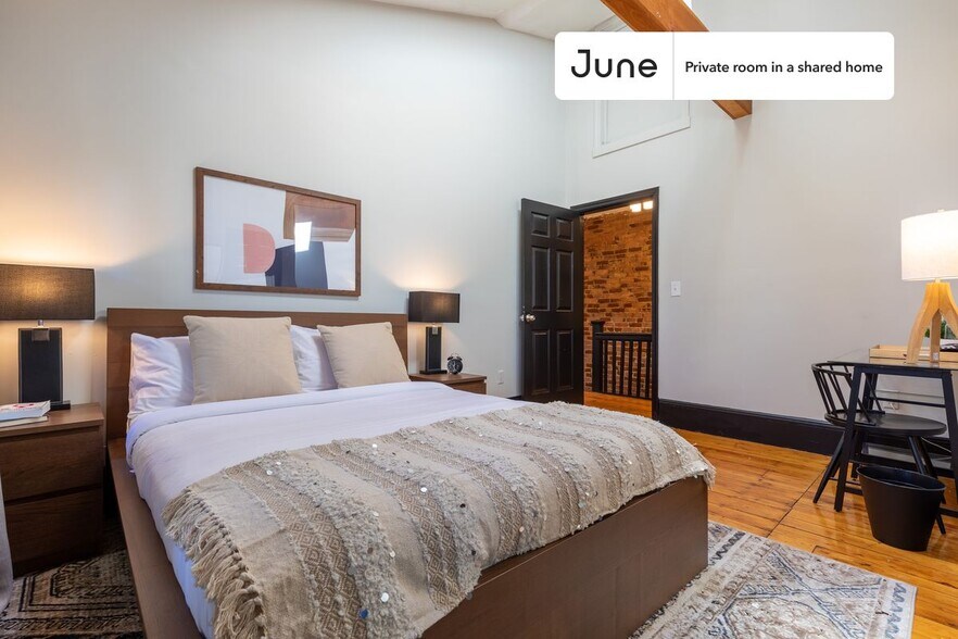 Building Photo - Private bedroom in 5 bed/2 bath Home
