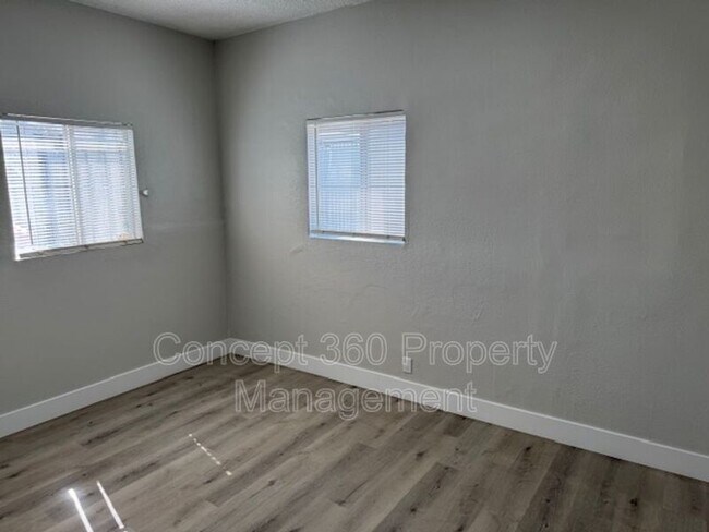 Building Photo - 2028 CHESTNUT Ave