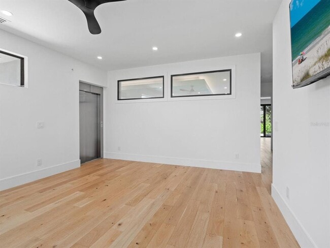 Building Photo - 2467 Hyde Park St