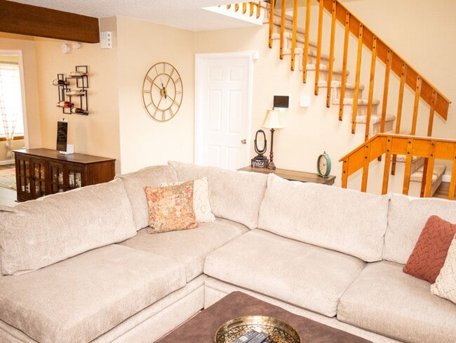 Building Photo - Three Bedroom Townhome with Pool