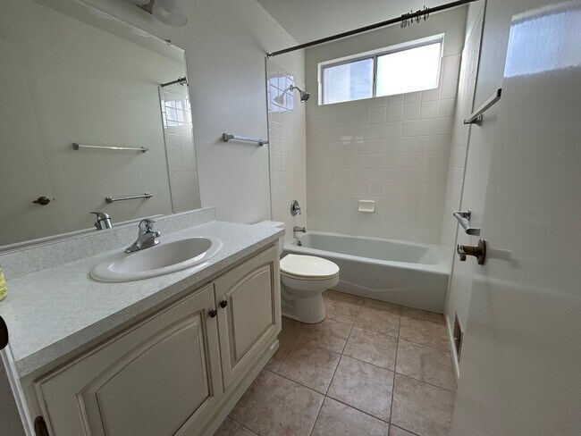 Building Photo - 22 Meadowgreen Cir