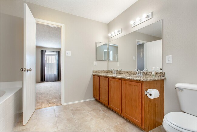 Building Photo - 2700 Peach Dr
