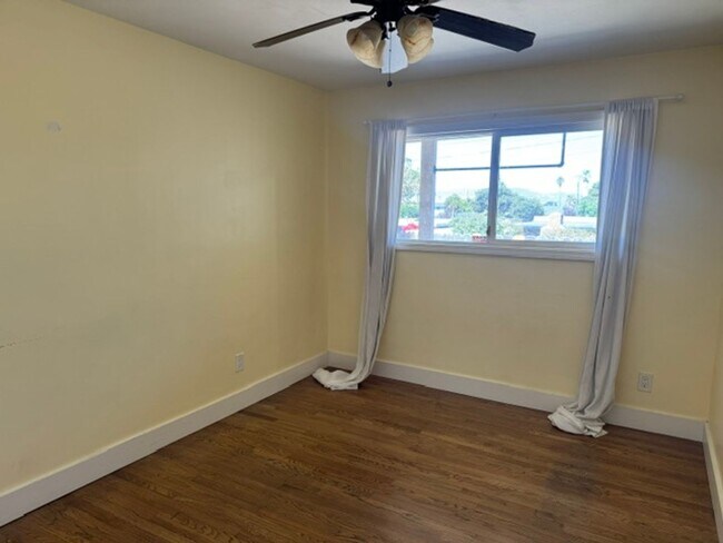 Building Photo - Great Three Bedroom One and 1/2 bath house in Seaside