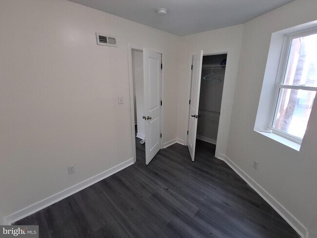 Building Photo - 5751 Larchwood Ave