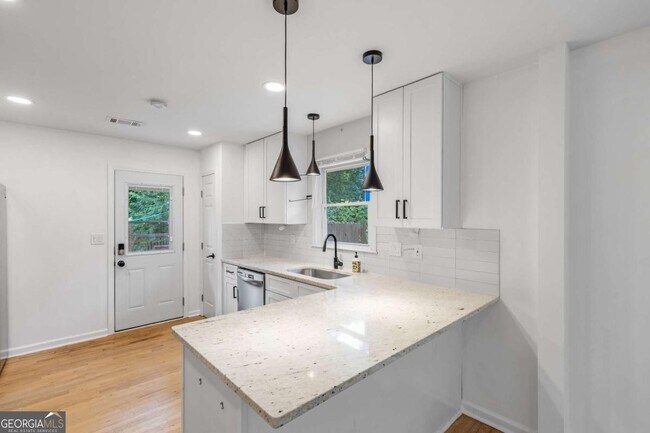 Building Photo - 844 Deckner Ave SW
