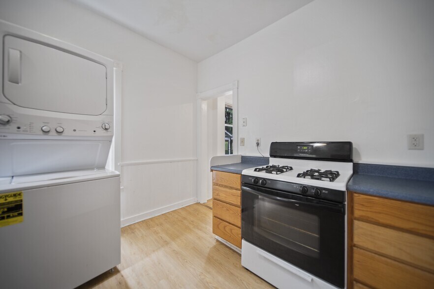 Building Photo - 921 E State St